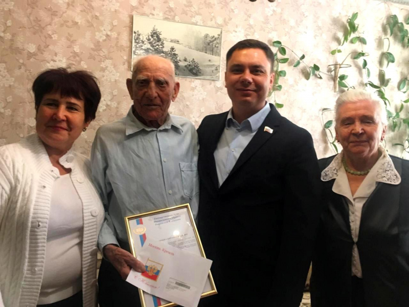 Алексей Стаценко поздравил ветерана с юбилеем
