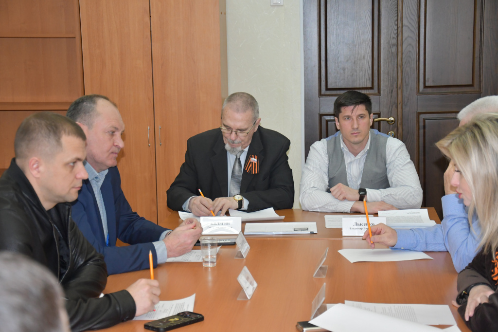 О состоянии памятников и захоронений защитников Отечества говорили сегодня в городской Думе