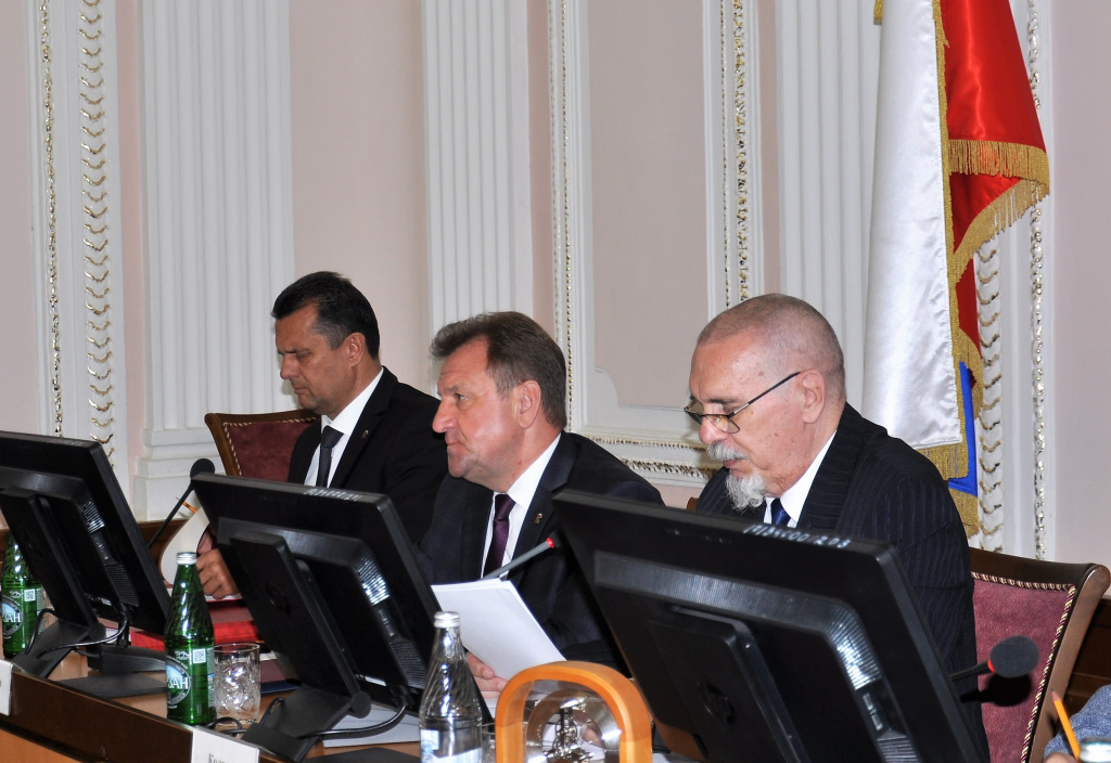 Отчет главы, исполнение и коррективы бюджета, слушания по Уставу. Георгий Колягин провел очередное заседание городского парламента