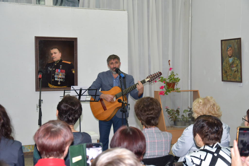 «Сердце, потревоженное далью…»: в Ставрополе открылась персональная выставка Александра Инячко