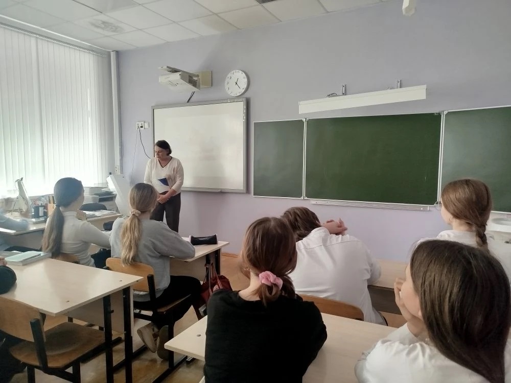 Для учащихся МБОУ СОШ № 42 с углубленным изучением английского языка города Ставрополя была проведена тематическая беседа «Мы будущие избиратели».