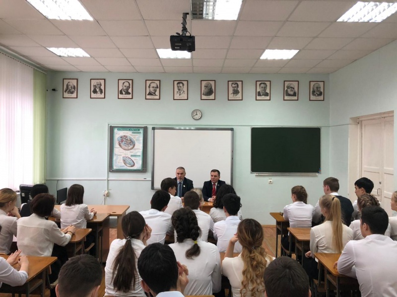 Георгий Колягин и Сергей Соловьёв провели «парламентский час» для старшеклассников школы № 2