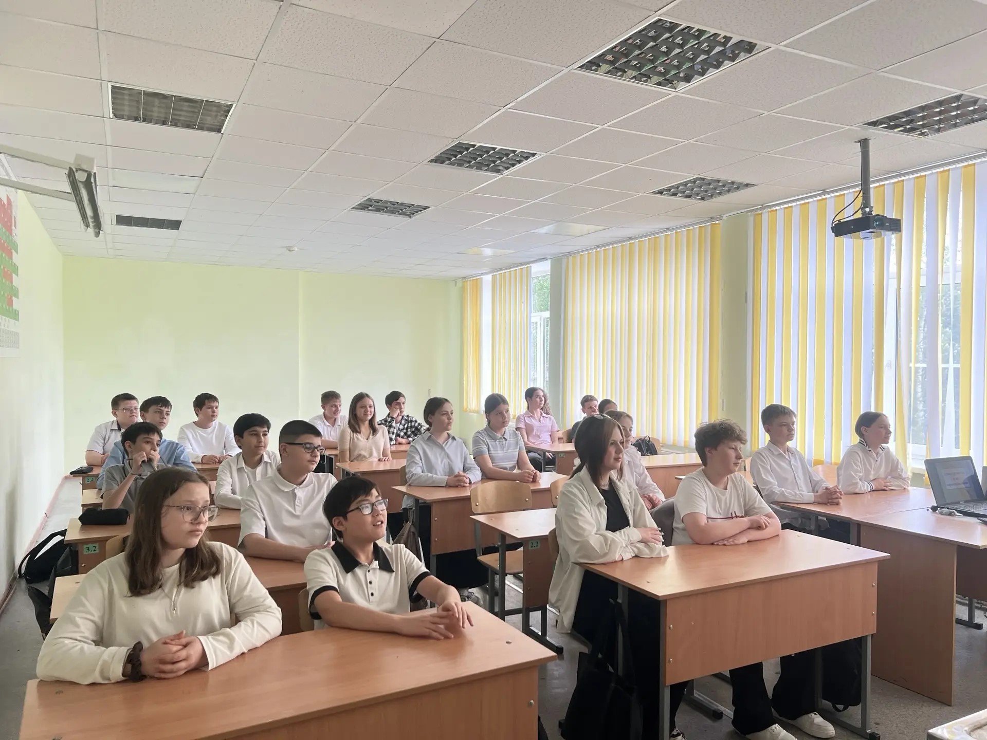 Для учащихся МБОУ СОШ № 18 города Ставрополя проведена тематическая беседа на тему: «Будущее страны – мое будущее». 