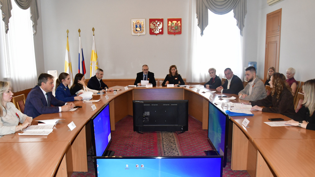 Профильный комитет городского парламента изучил вопросы организации питания в городских школах и поддержки частных учебных заведений