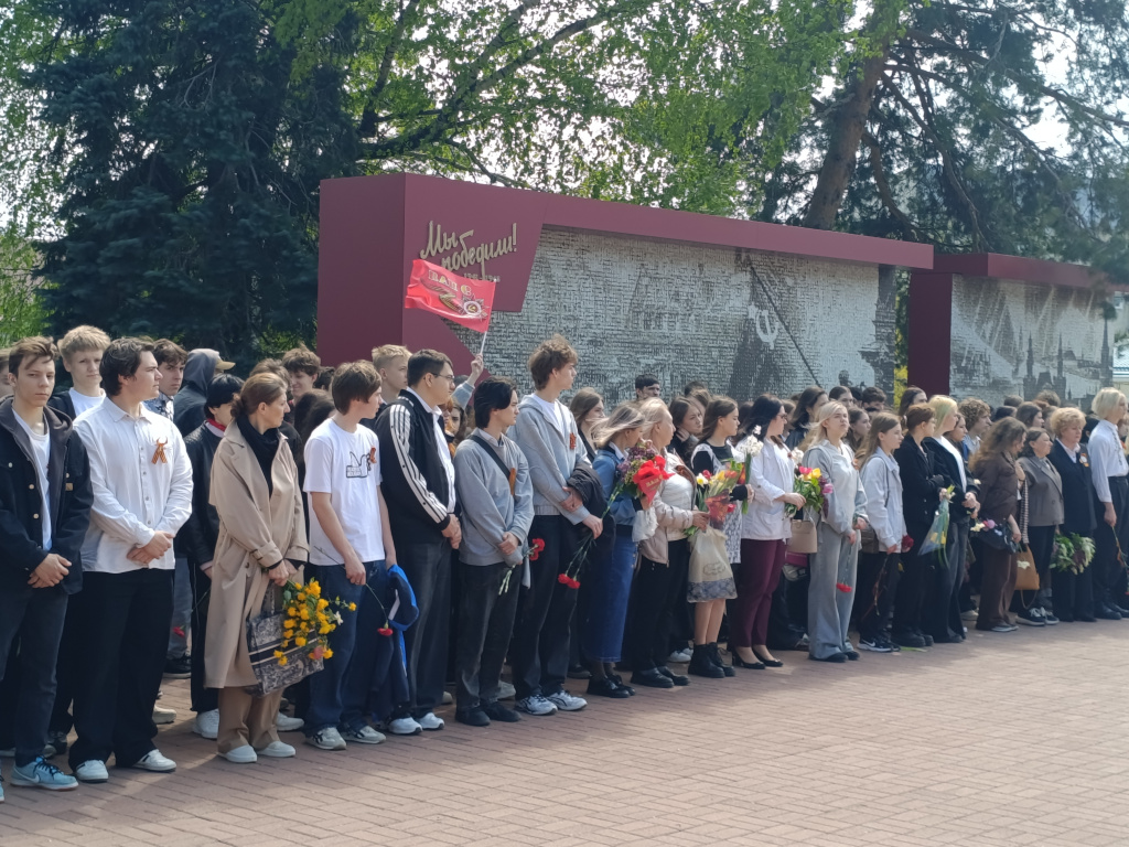 Депутаты города и молодежь возложили цветы к Вечному огню в память о Великой Победе