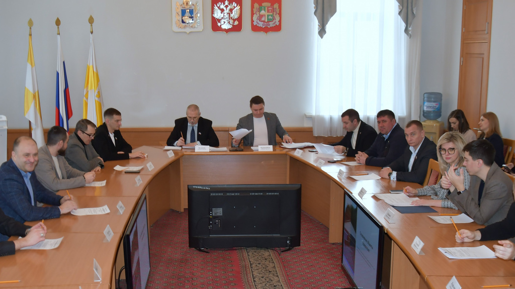 В городской Думе обсудили состояние спортивных объектов и развитие системы наставничества