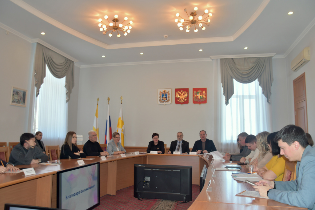 Признать удовлетворительной: в городской Думе оценили работу комитетов соцзащиты и образования